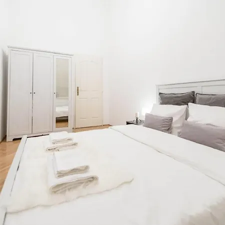 Berchtold Palace - Spacious, Bright, - Ac Apartment *
