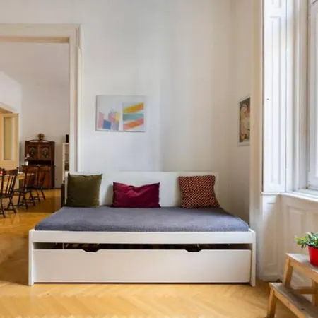 Berchtold Palace - Spacious, Bright, - Ac Apartment
