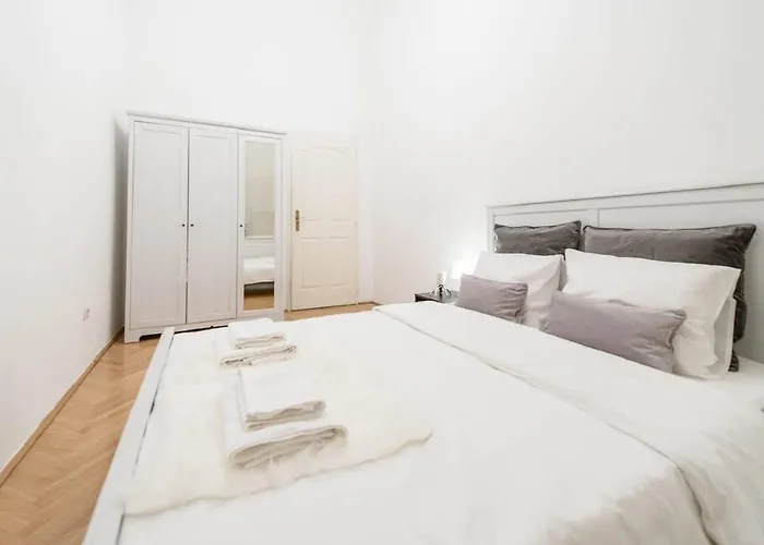 Berchtold Palace - Spacious, Bright, - Ac Apartament *