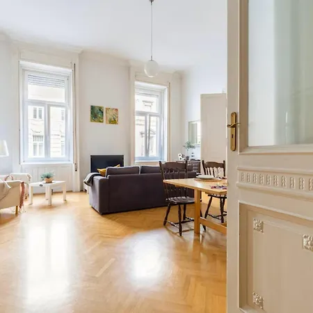 Bourgeois Elegance In The Heart Of Будапешт