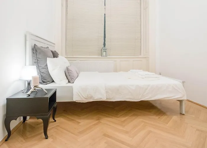 Berchtold Palace - Spacious, Bright, - Ac Appartement