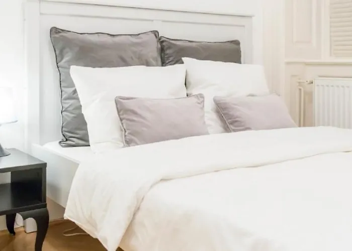 Berchtold Palace - Spacious, Bright, - Ac Appartement